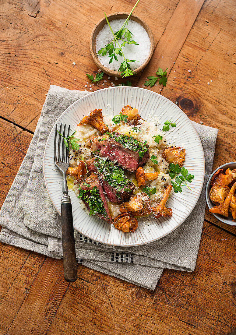 Steak mit Risotto und Pfifferlingen