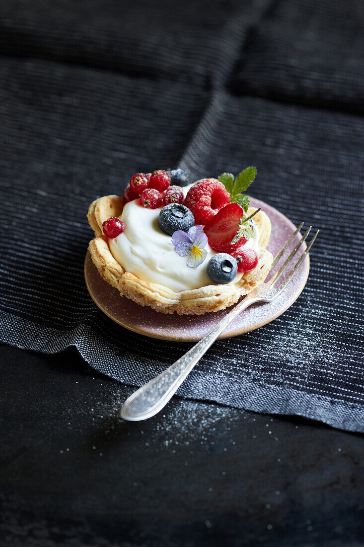 Puff pastry shell with cream and berries