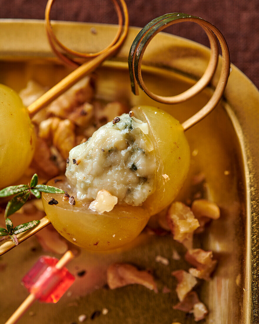 Grape skewers with Roquefort