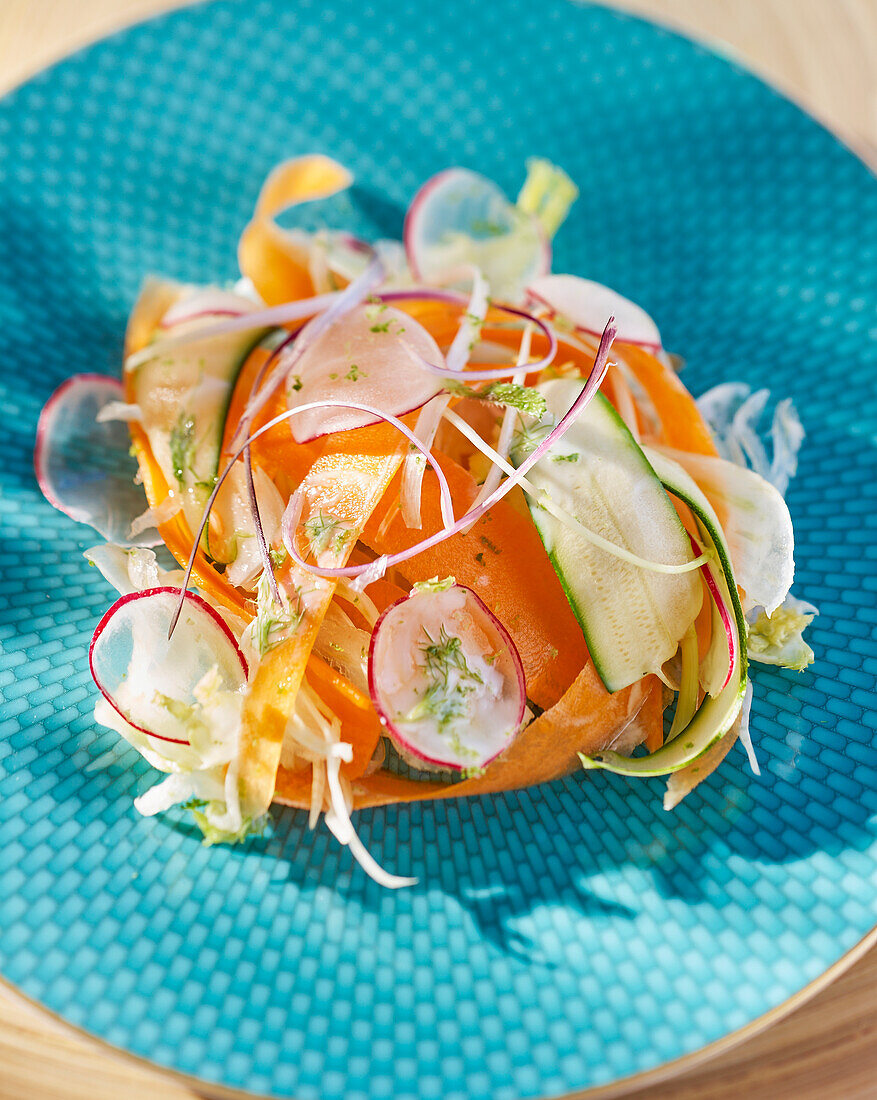 Salad with fennel, carrots and zucchini
