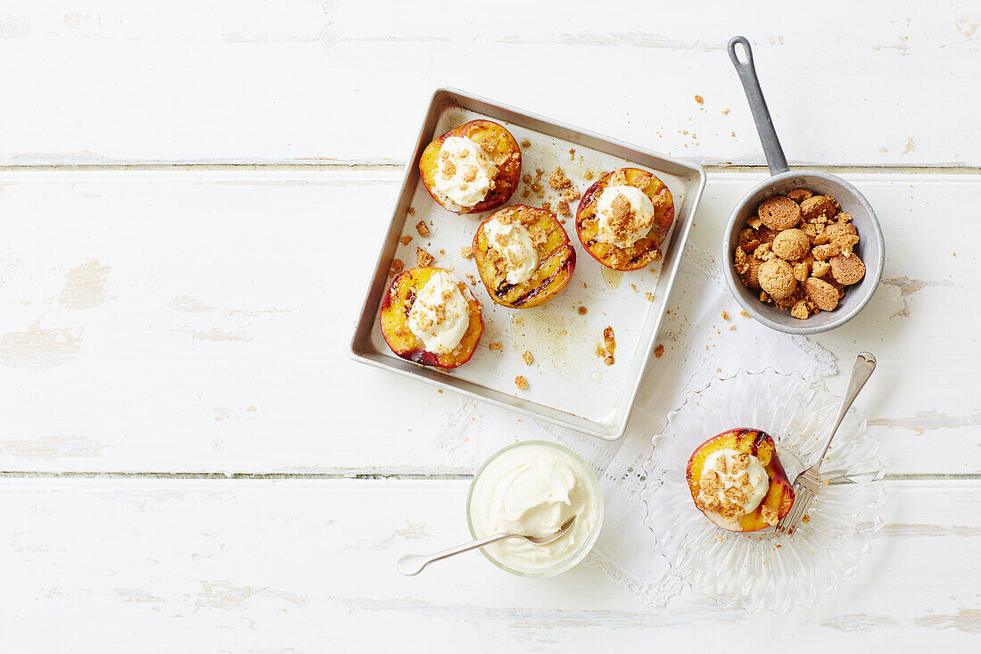 Gebackene Pfirsiche mit Mascarponecreme und Amaretti