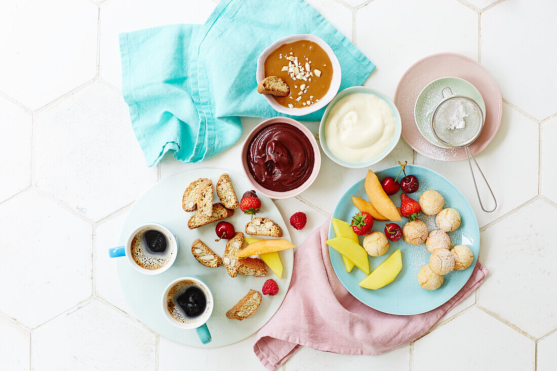 Amaretti und Cantucci mit Früchten, süßen Dips und Kaffee