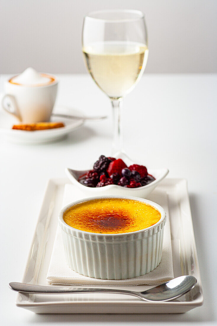 Creme brulee with berries