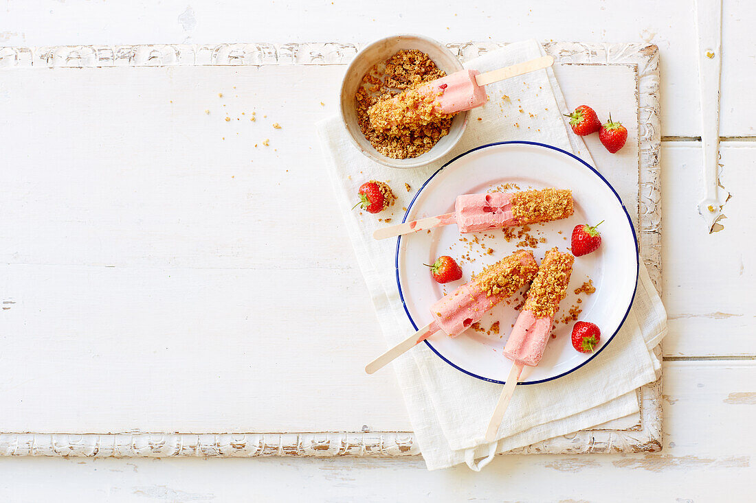 Strawberry ice cream pops with amaretti crumbs