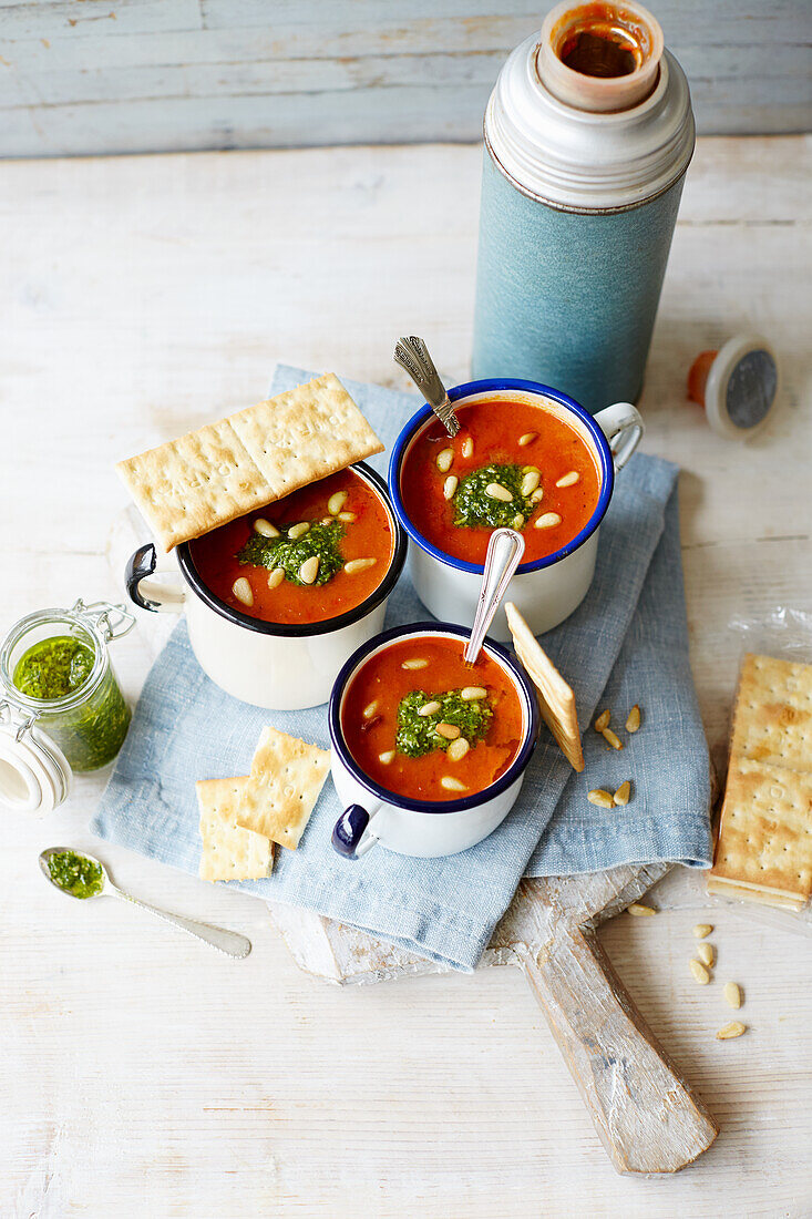 Tomato pesto soup with crackers