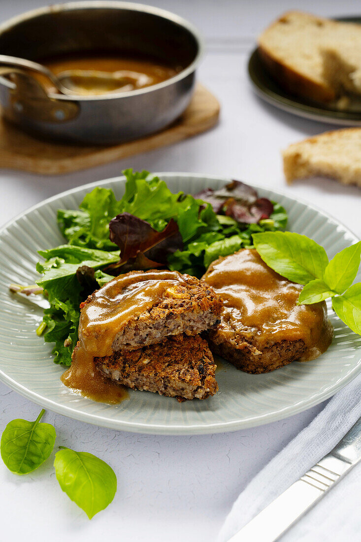 Vegane Bohnen-Patties mit Sauce und Salat