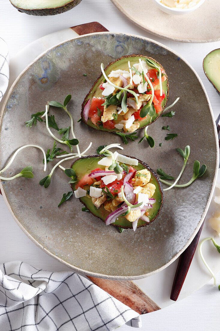 Mit Hähnchen gefüllte Avocado