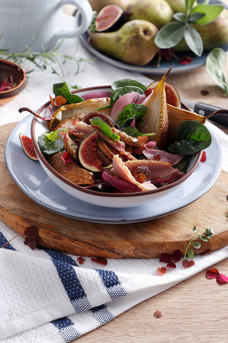 Salad with roast goose, pears and figs