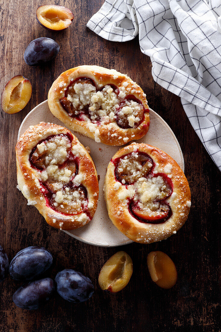 Plum pastry with crumble