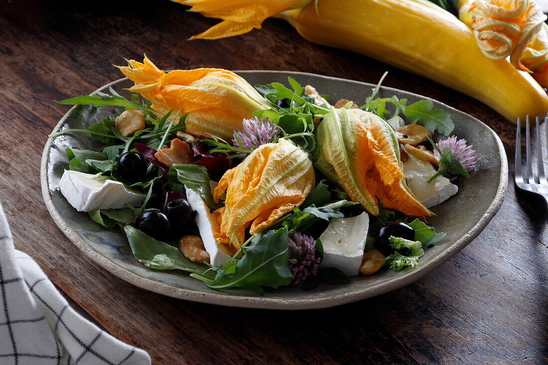 Salat mit gefüllten Zucchiniblüten, Ziegenkäse und Oliven