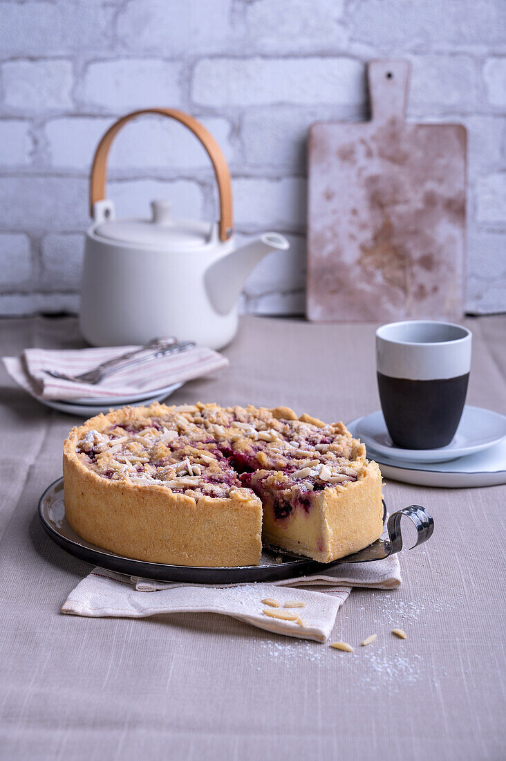 Veganer Brombeer-Käsekuchen mit Mandeln und Streuseln