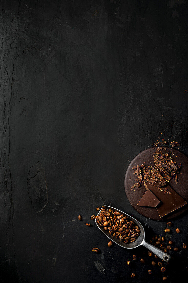 Kaffeebohnen und dunkle Schokolade