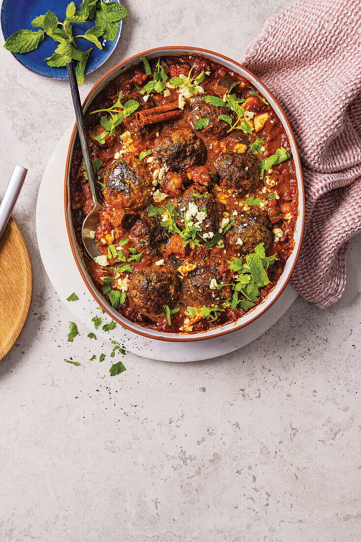 Minced meatballs with tomato, eggplant and cinnamon