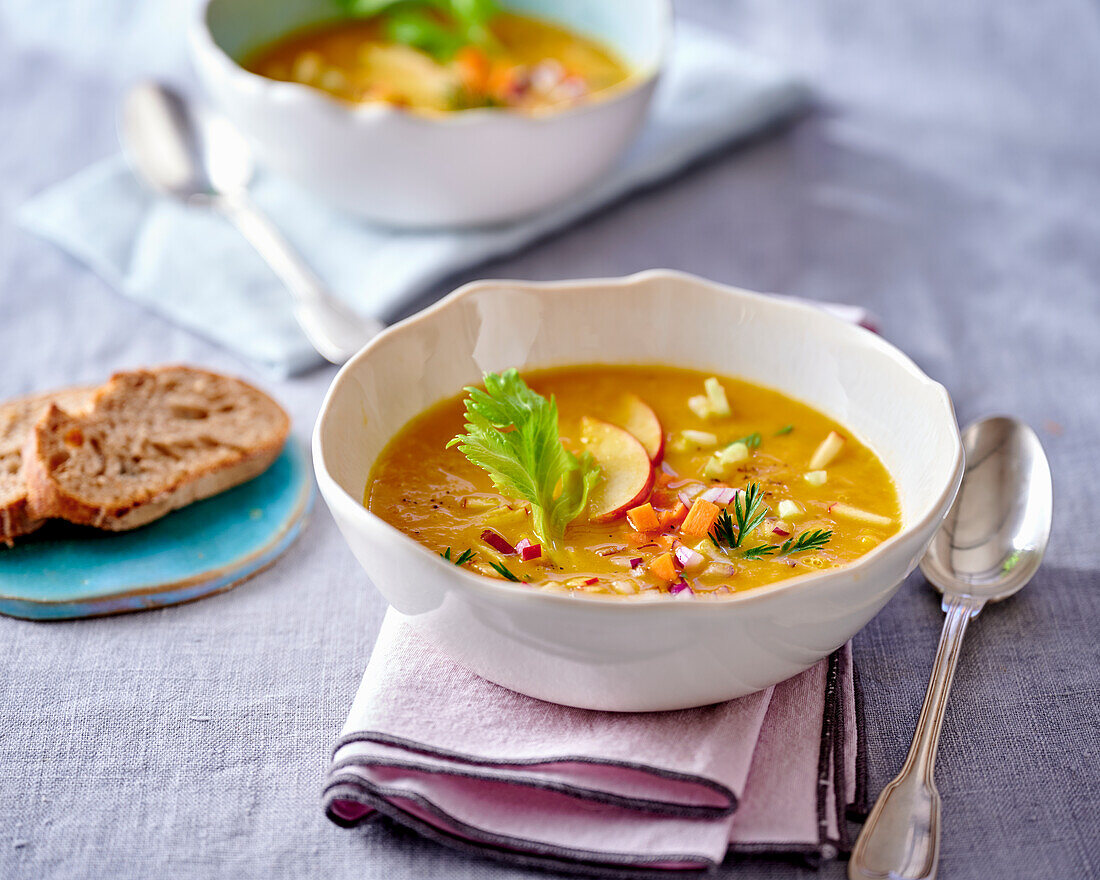 Möhren-Sellerie-Suppe mit Äpfeln