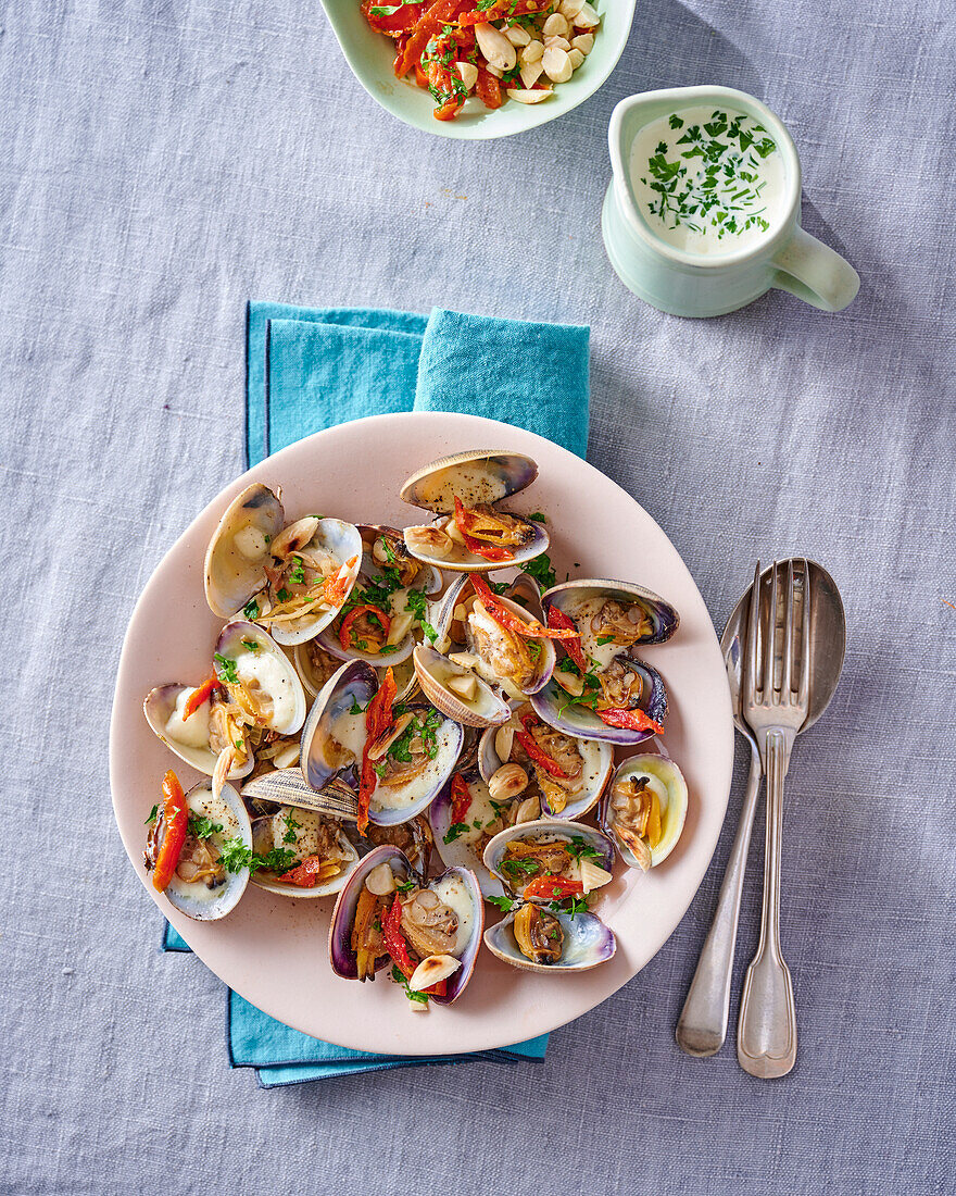 Clams with sun-dried tomatoes, almonds and garlic