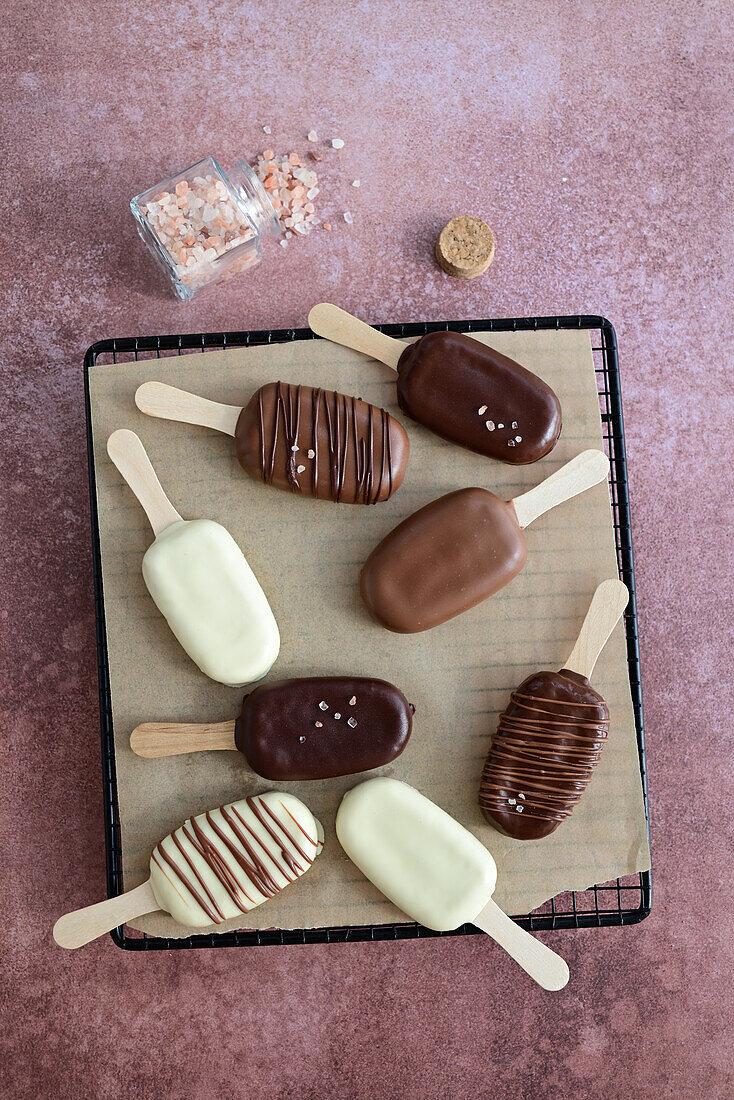 Cake pops (vanilla-coconut, chocolate, salt)