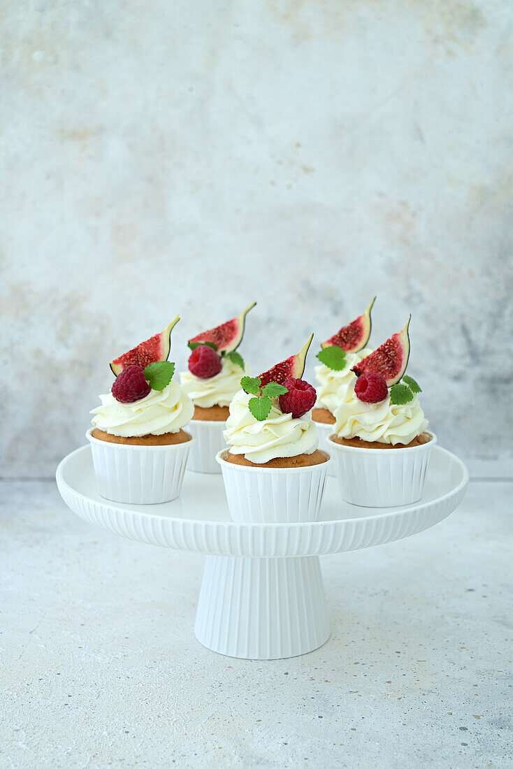 Vanilla cupcakes with mascarpone cream, raspberries and figs