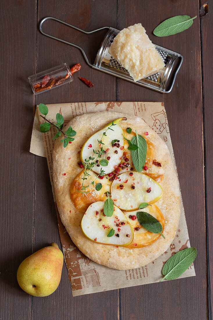 Pizza with pears and smoked scamorza