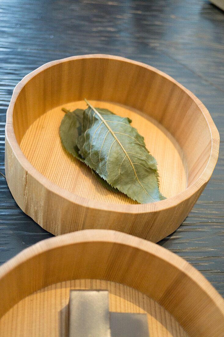 Sakura Mochi mit Kirschblatt (Japanische Süßigkeit zum Kirschblütenfest)