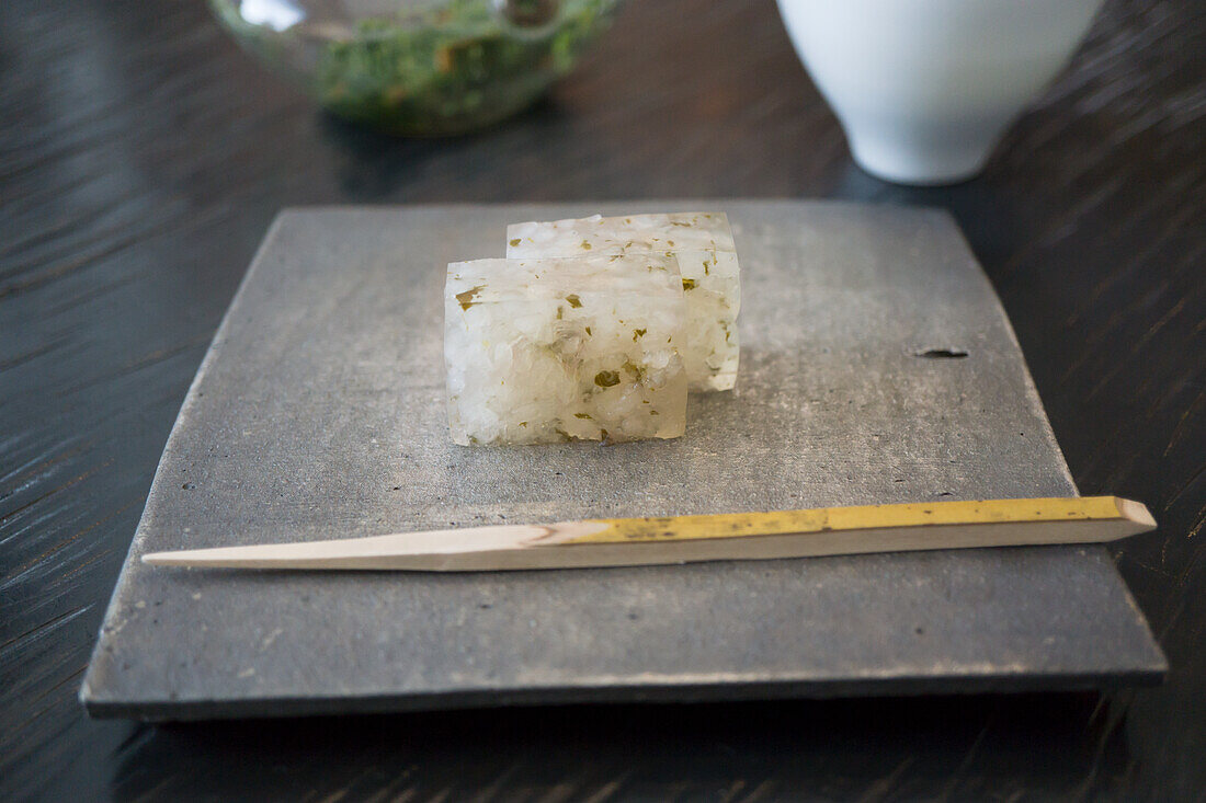 Sakura Mochi mit in Salz eingelegten Kirschblättern (Japanische Süßigkeit zum Kirschblütenfest)