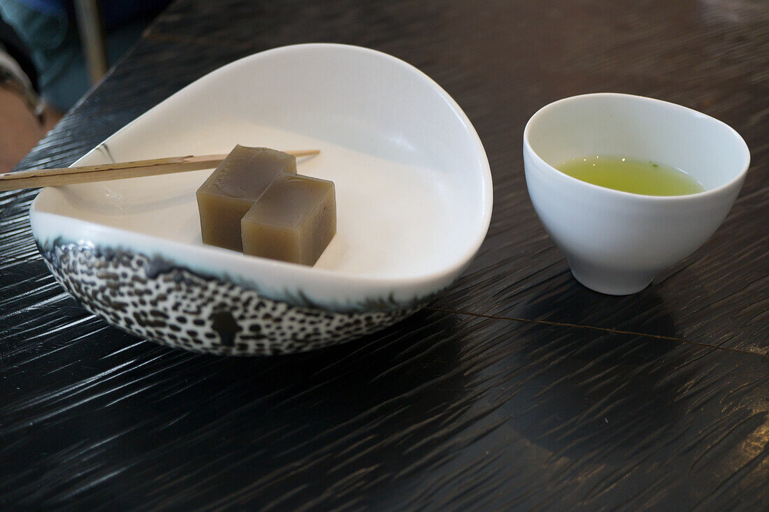Mochi mit Kirschblütenflavour (Japanische Süßigkeit zum Kirschblütenfest) und Grüner Tee