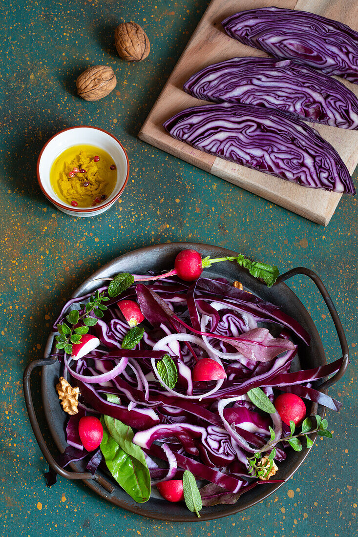 Rotkohl-Radieschen-Salat mit Spinat