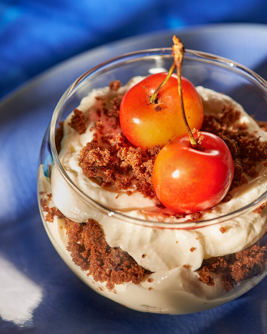 Tiramisu im Glas mit Kirschen