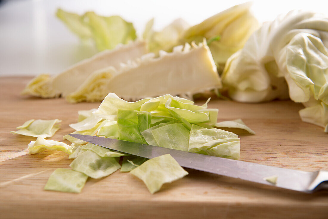 Cutting pointed cabbage