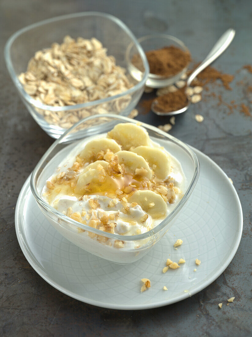 Breakfast yoghurt with banana and oat flakes