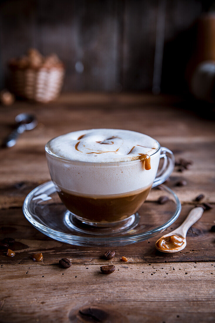 Cappuccino mit Karamell und karamellisiertem Milchschaum