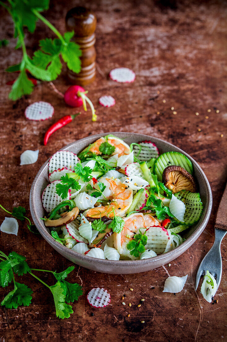 Oriental salad with rice noodles, radishes and prawns