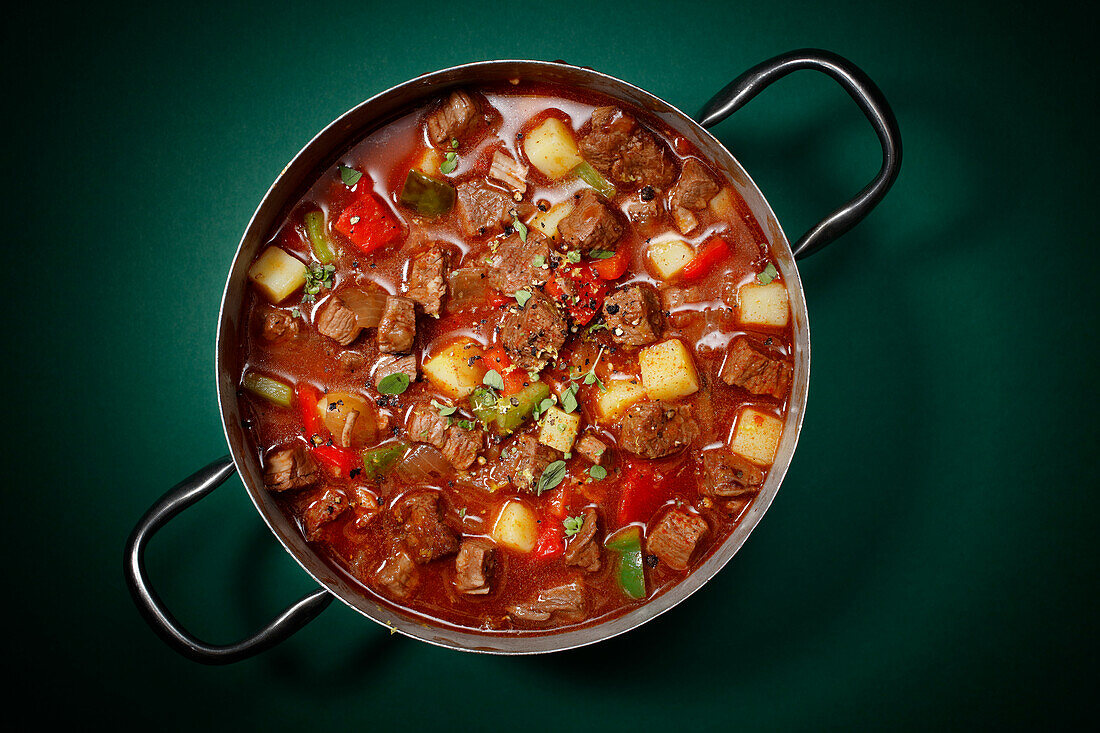 Rindergulasch mit Kartoffeln und Paprika