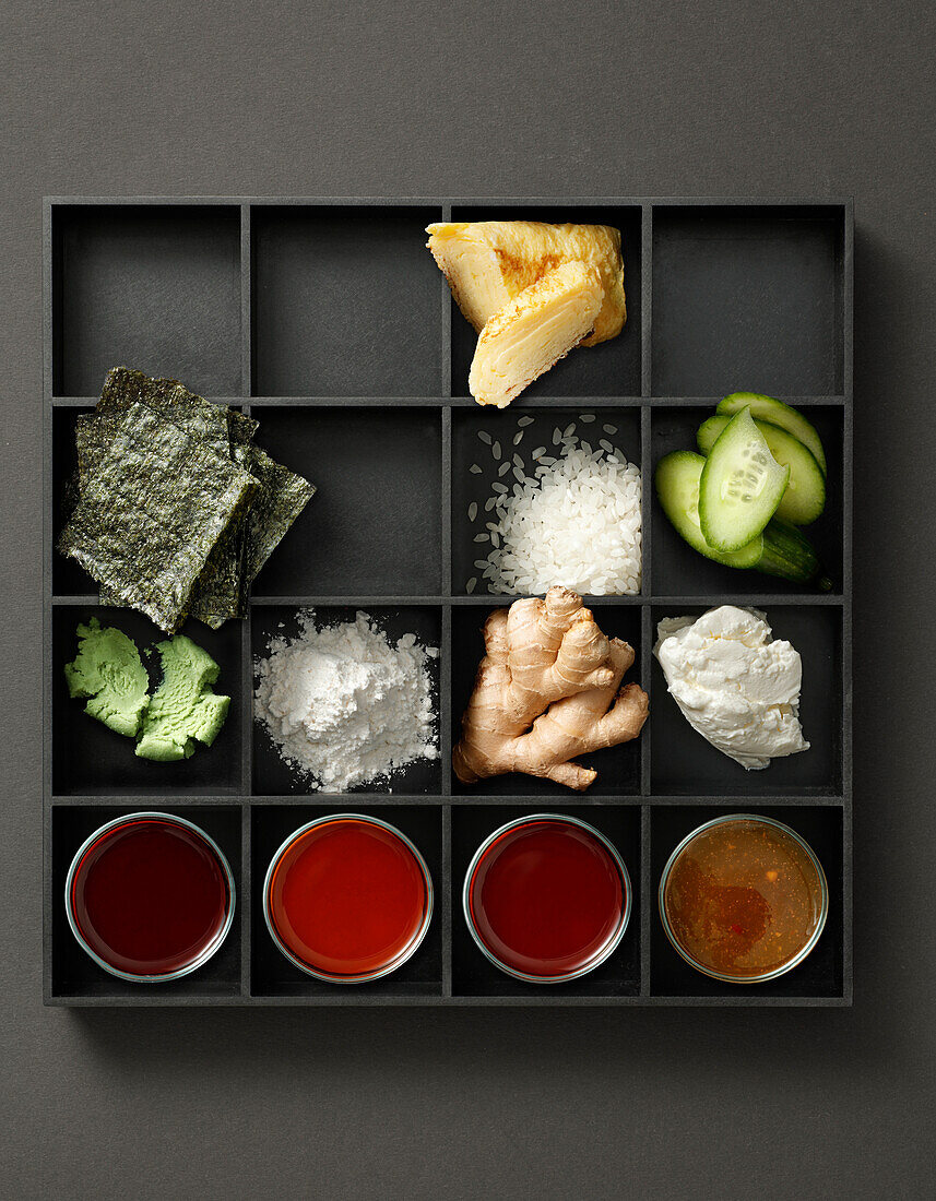 Setzkasten mit Grundzutaten für Sushi