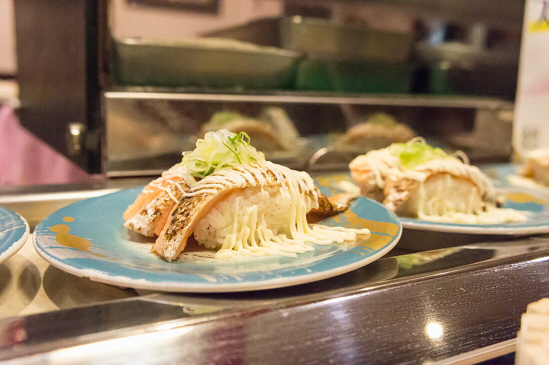 Sushi with grilled salmon, mayonnaise and leek