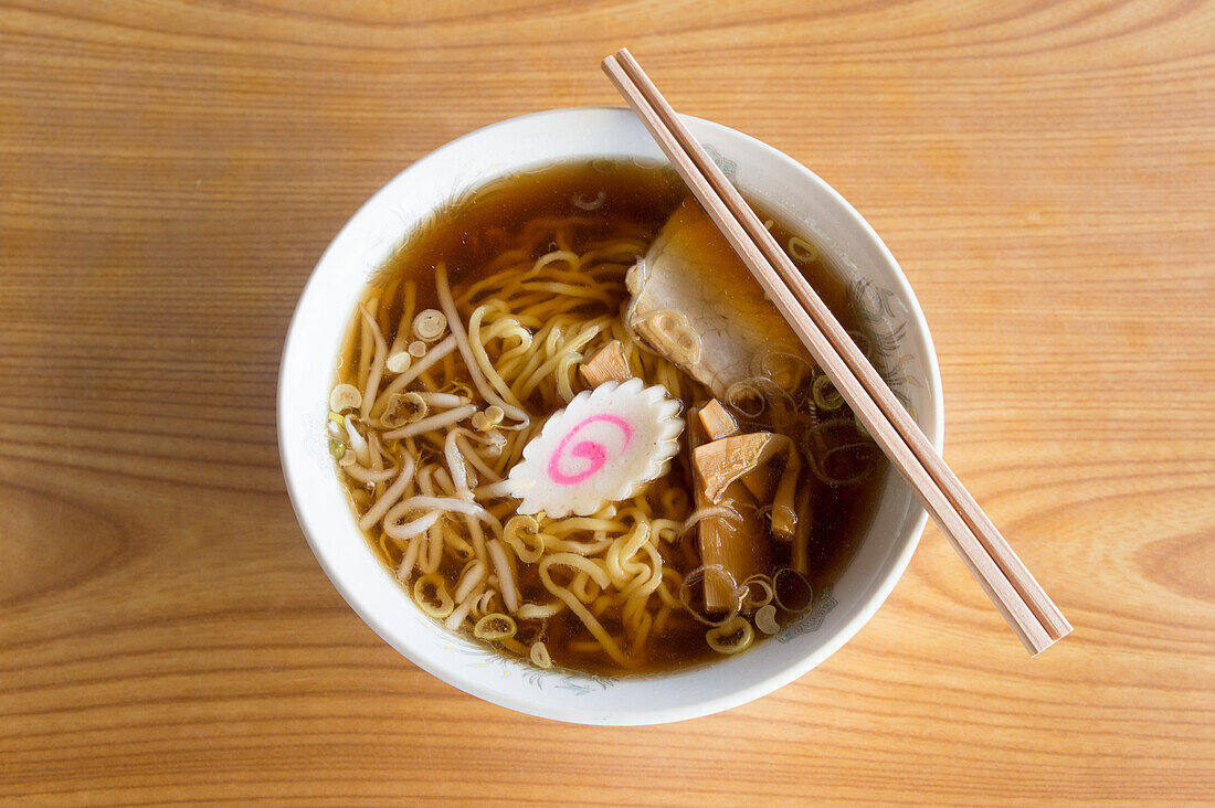 Soba-Nudelsuppe mit Fischpastete, Tofu und Nigiri