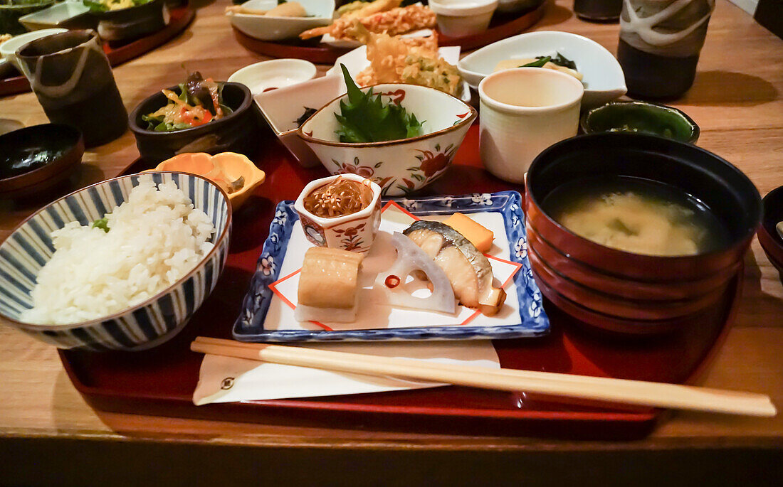 Japanische Essen auf Tablett mit Reis, Fisch, Lotus Pickles