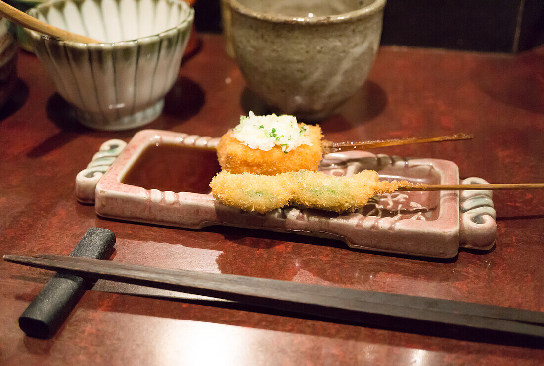 Tempura von Edamame und Tofu mit Saucen