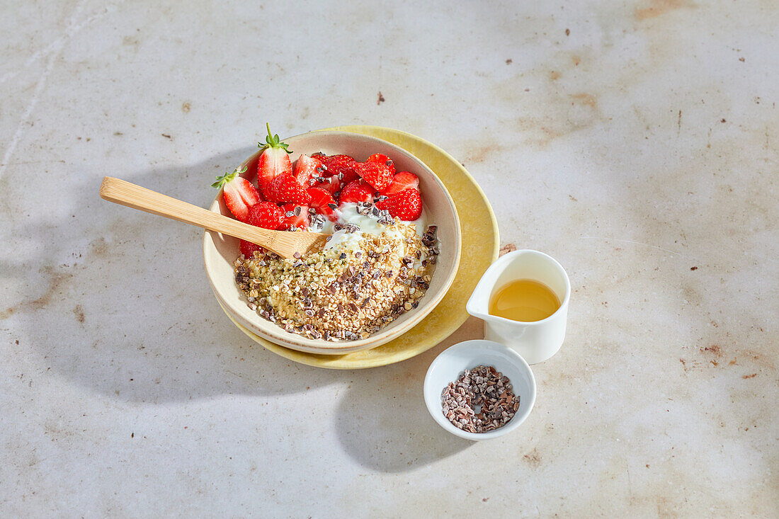 Strawberry skyr with oats and sesame seeds