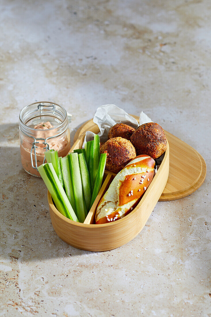 Tofu-Linsen-Bällchen mit Quarkdip