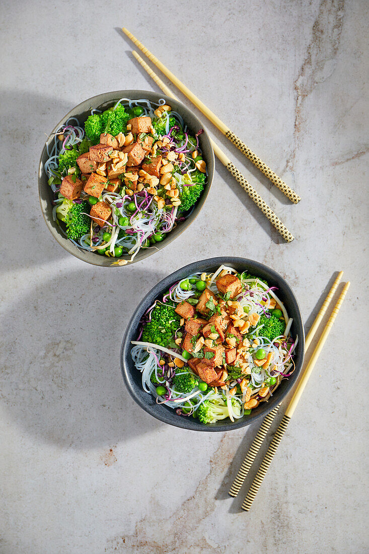 Veganer Asia-Glasnudelsalat mit Tofu, Sprossen und Erdnüssen