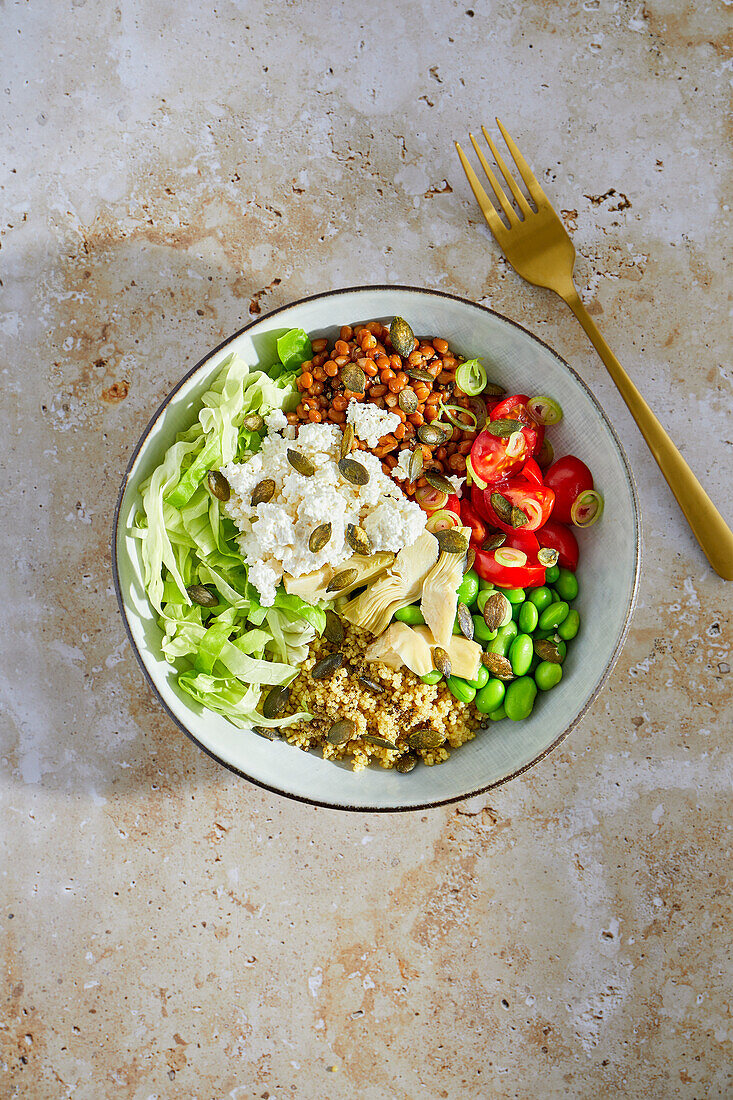 Edamame-Bowl mit braunen Linsen und Hirse