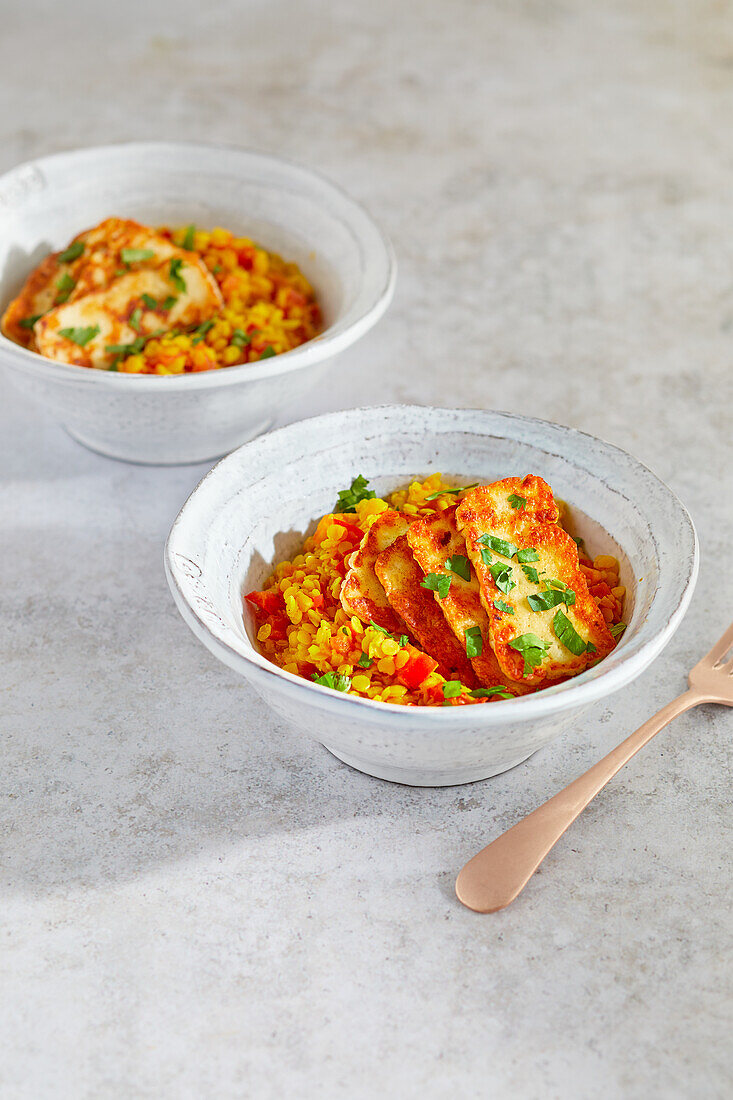 Yellow lentils with tomatoes and halloumi
