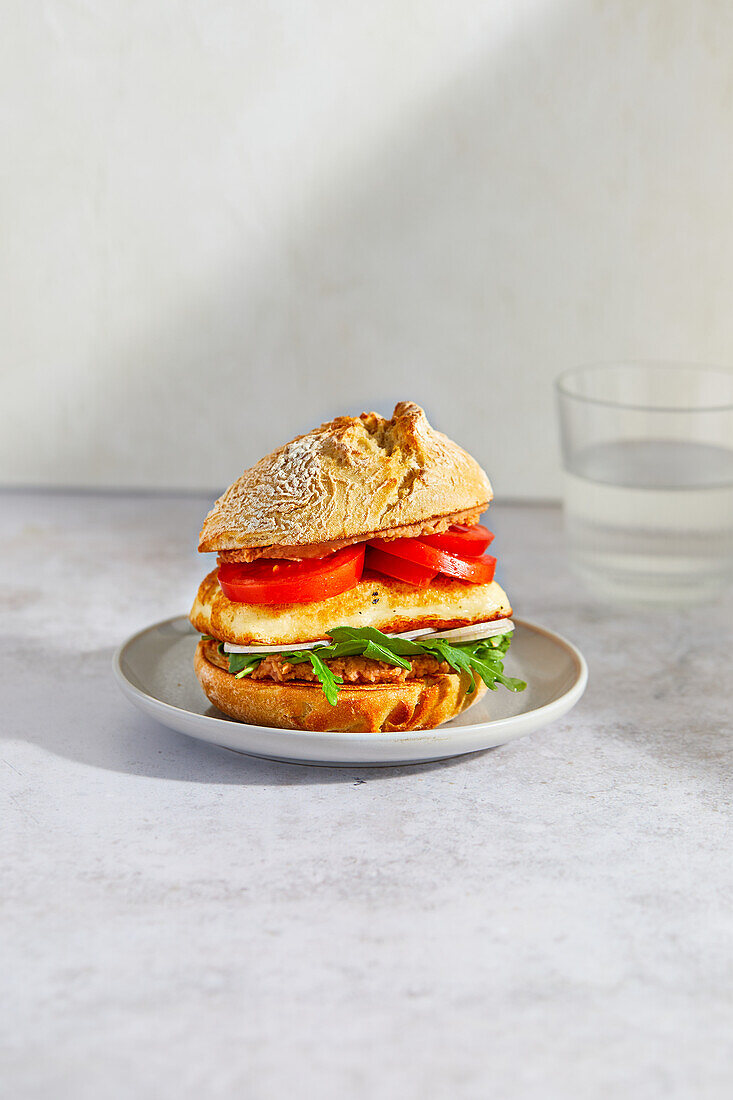 Vegetarischer Tomaten-Halloumi-Burger mit Bohnencreme