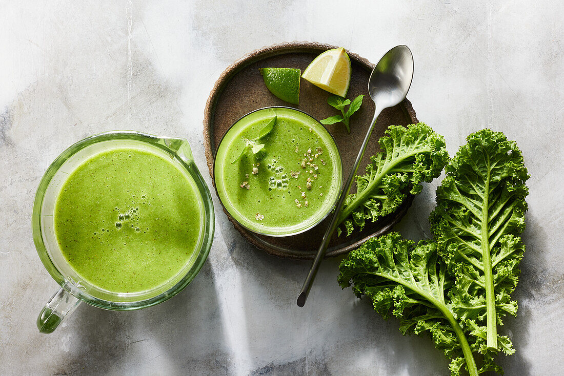 Grünkohl-Smoothie mit Avocado, Kokoswasser und grünem Pfeffer