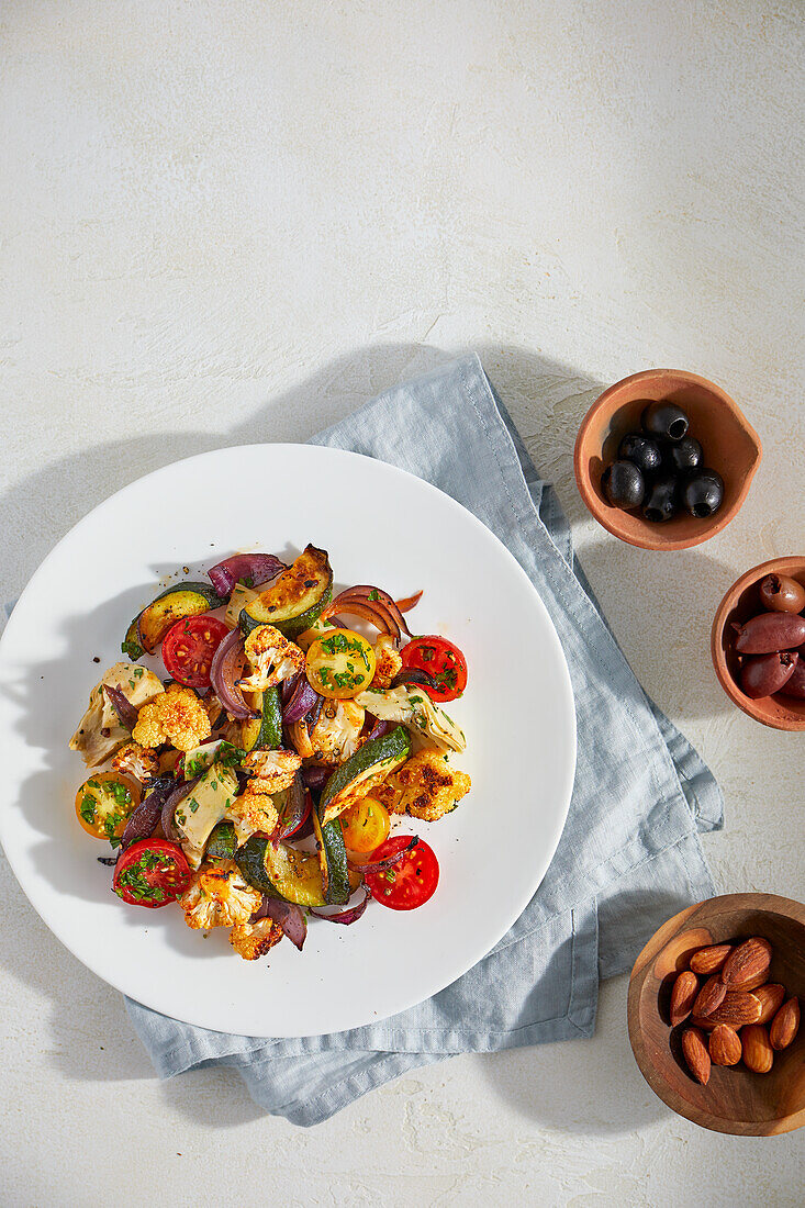 Bunter Salat mit Ofengemüse und Harissa