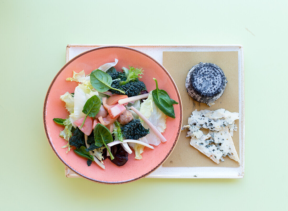 Mixed salad with black cabbage, spinach, bacon and Roquefort cheese