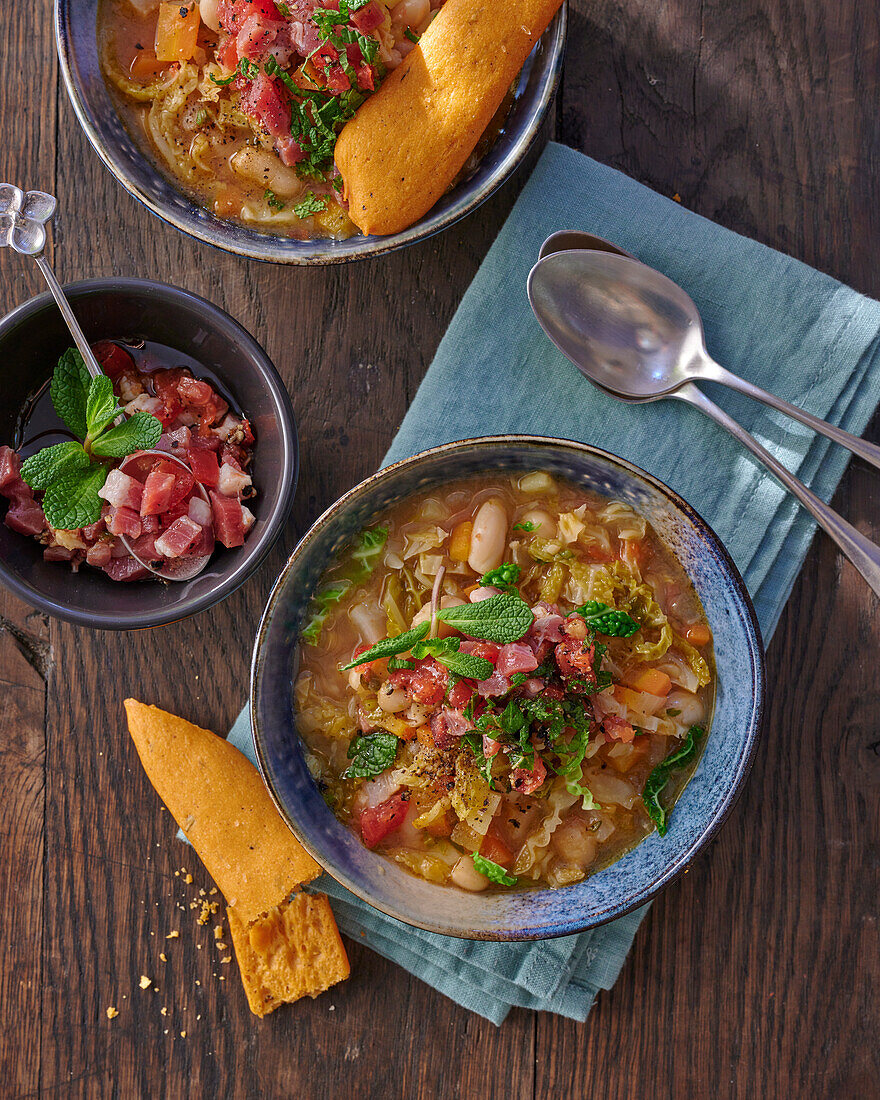 Korsische Rüben-Grünkohlsuppe mit Schinken