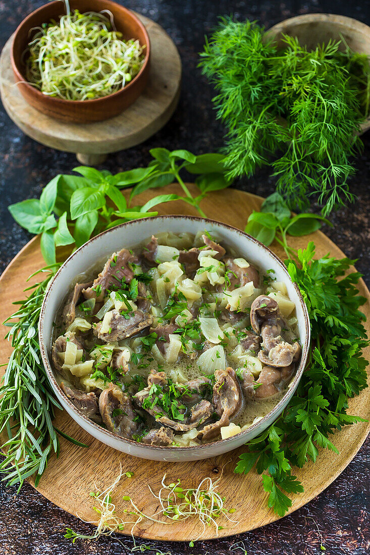 Chicken stomachs with onions and herbs