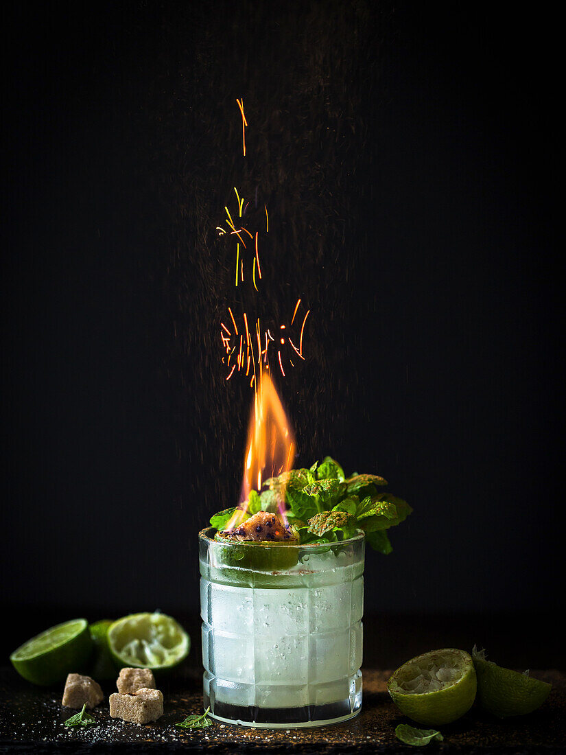 Cocktail mit brennendem Würfelzucker