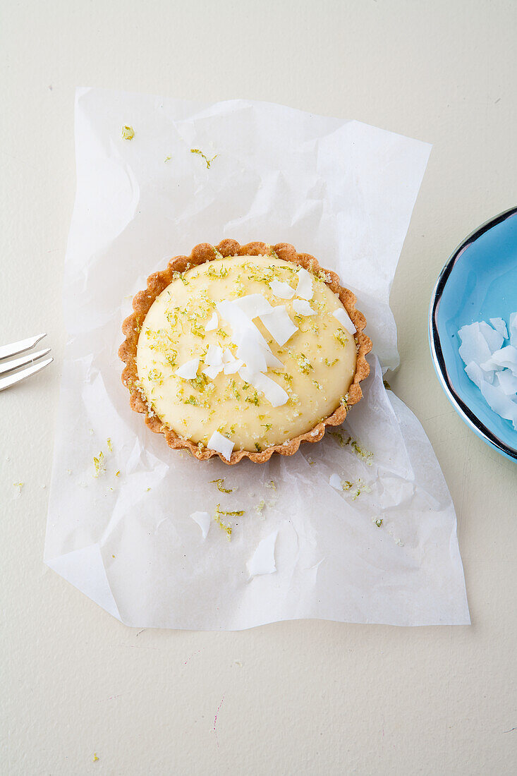 Lemon tartelette with coconut shavings